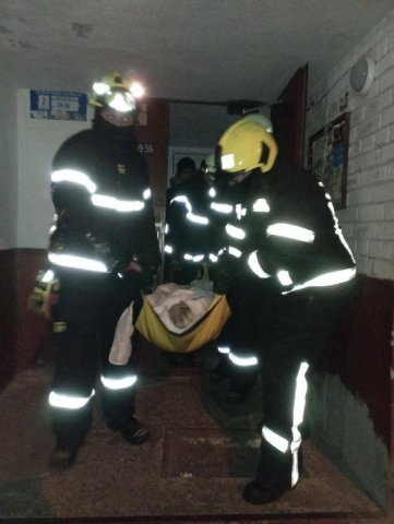 Рятувальники знайшли непритомною лучанку у власній квартирі. ФОТО