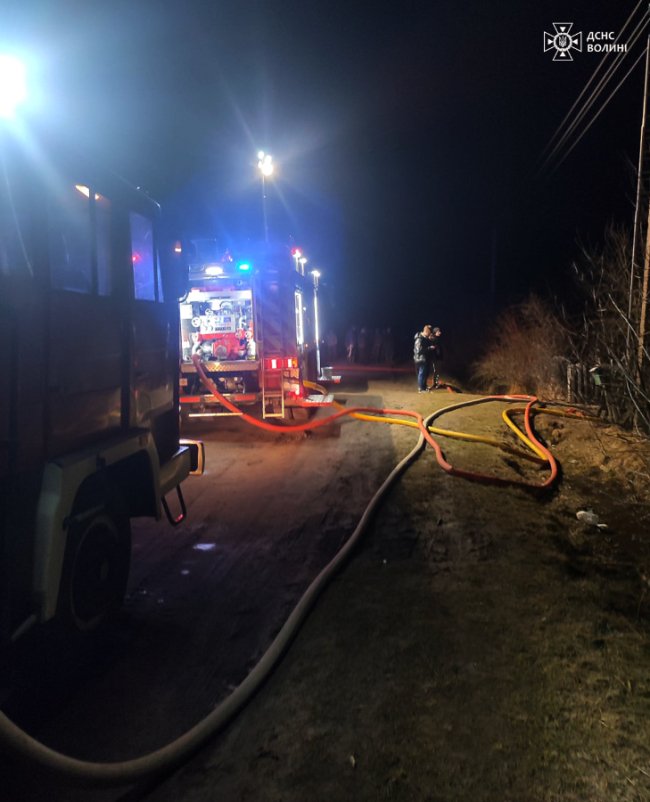 На Волині горіли три житлові будинки та суха трава