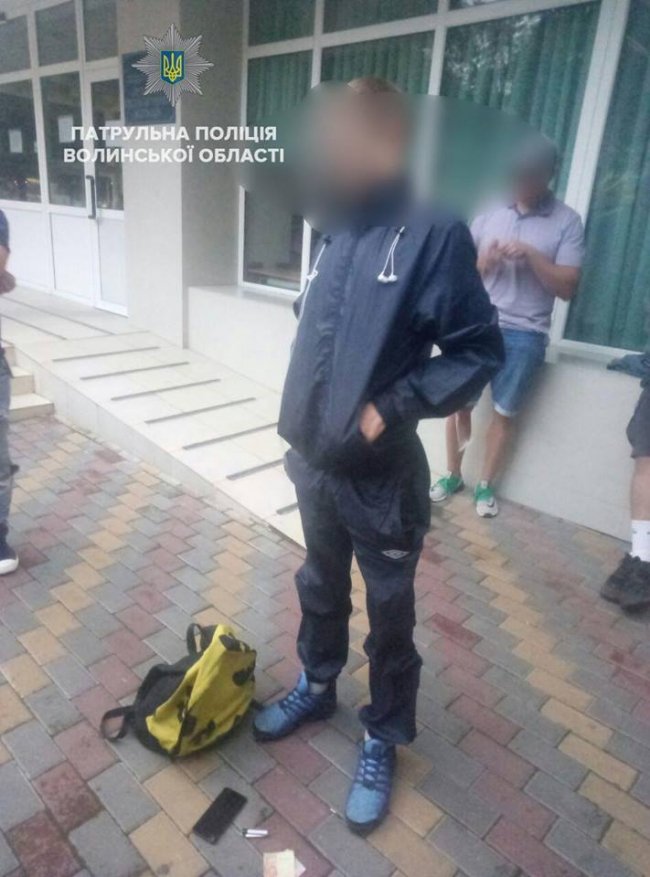 Троє молодиків гуляли Луцьком з наркотиками