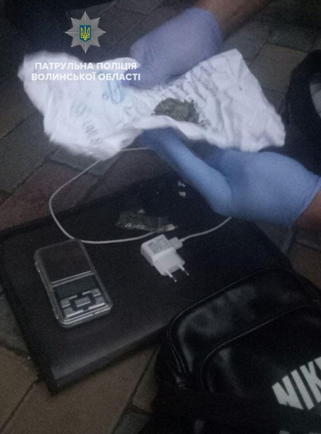 Троє молодиків гуляли Луцьком з наркотиками