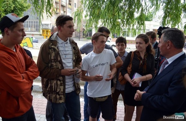 Луцький мер подружився із графітчиками. ФОТО