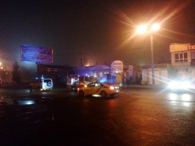 Біля залізничного вокзалу у Рівному вночі горів бус. ФОТО