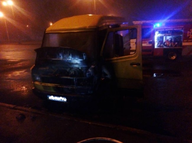 Біля залізничного вокзалу у Рівному вночі горів бус. ФОТО