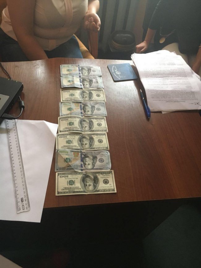 Волинська юристка вимагала тисячу доларів для нотаріуса. ФОТО