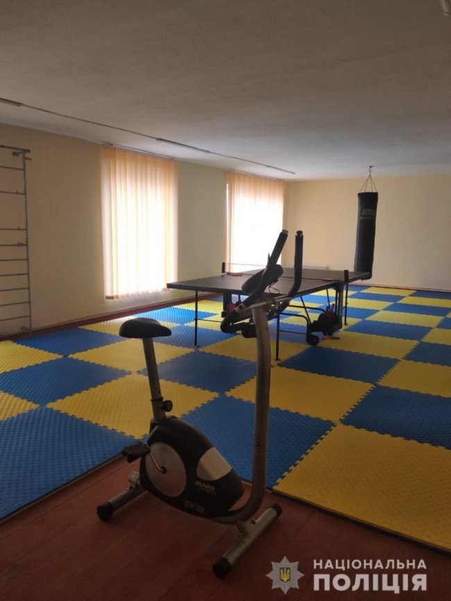 У селищі на Волині правоохоронці перетворили закинуте приміщення у новенький спортзал. ФОТО