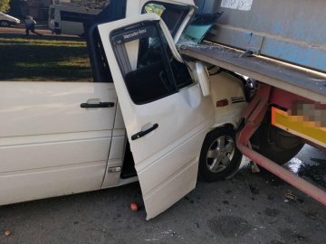 У Миколаєві маршрутка з пасажирами в'їхала у вантажівку: постраждало 8 людей