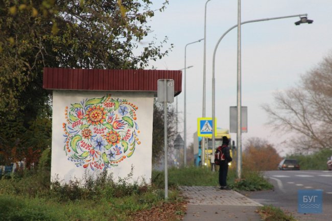 На Волині художниця розмалювала зупинку «петриківкою». ФОТО