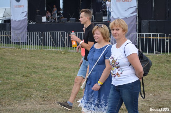Не молоддю єдиною: як на «Бандерштаті» відпочивають «поважні» фестивальники. ФОТО 