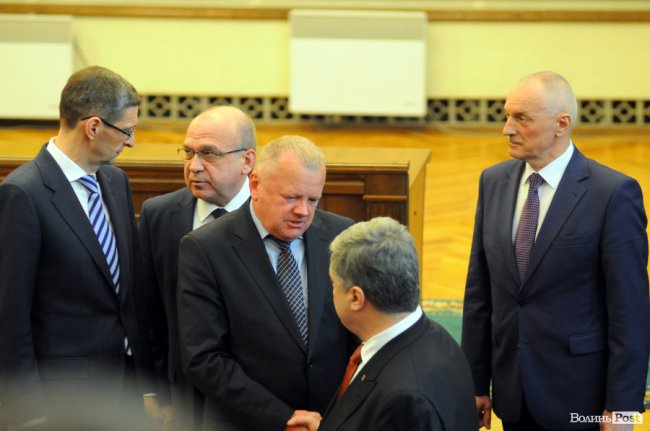 Петро Порошенко про щось говорить з депутатом облради Валерієм Дібровою