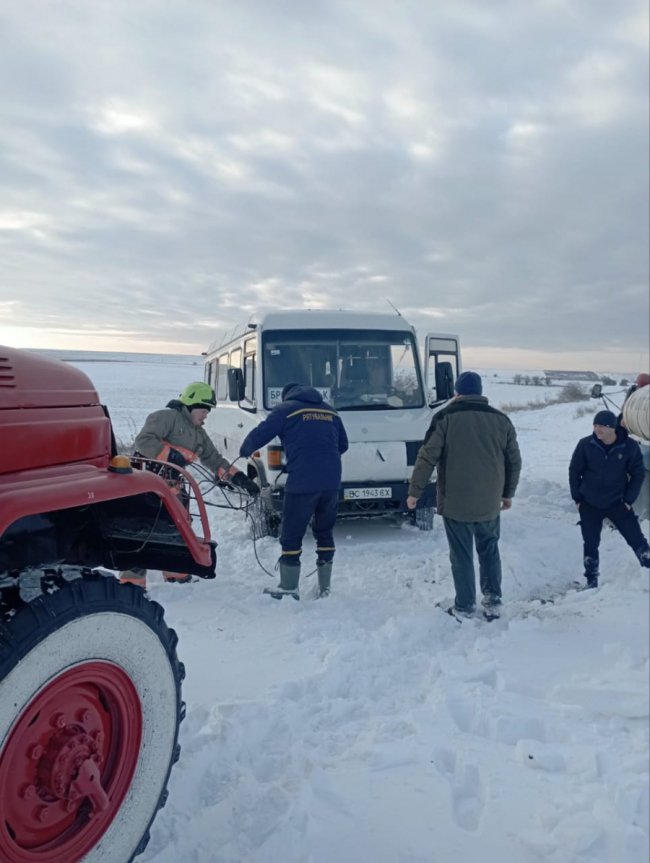 На Волині рятувальники відбуксирували зі снігового намету пасажирський автобус