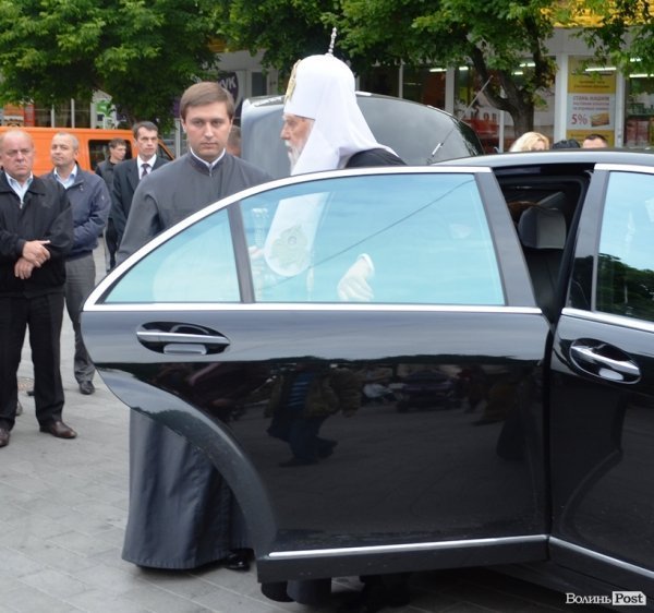 Патріарха Філарета зустрічали у Луцьку паляницею і квітами 