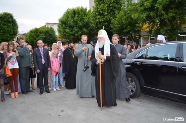 Патріарха Філарета зустрічали у Луцьку паляницею і квітами 