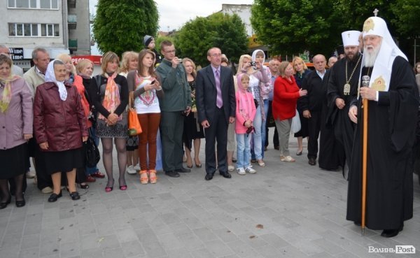 Патріарха Філарета зустрічали у Луцьку паляницею і квітами 