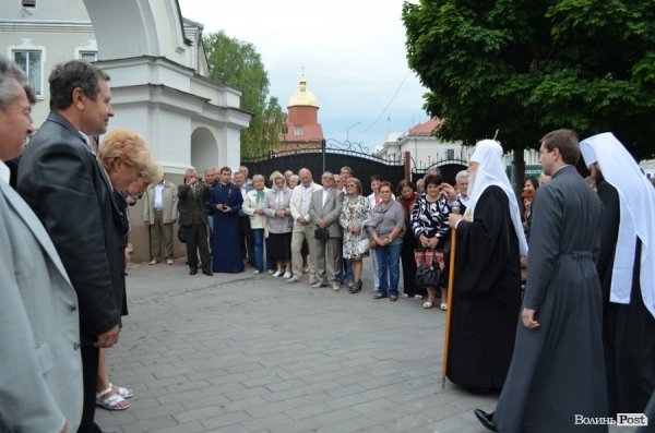 Патріарха Філарета зустрічали у Луцьку паляницею і квітами 