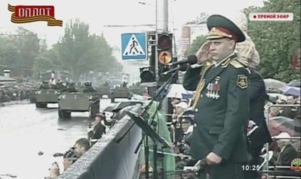 Парад Перемоги по-донецьки: лідери бойовиків начепили на себе медалі та погони. ФОТО