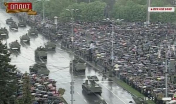 Парад Перемоги по-донецьки: лідери бойовиків начепили на себе медалі та погони. ФОТО