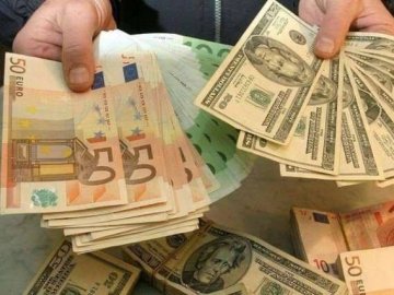 На волинській митниці викрили чоловіка, який хотів потайки перевезти незадекларовану валюту