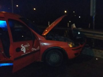 П'яна аварія у Луцьку: автівка врізалась у відбійник