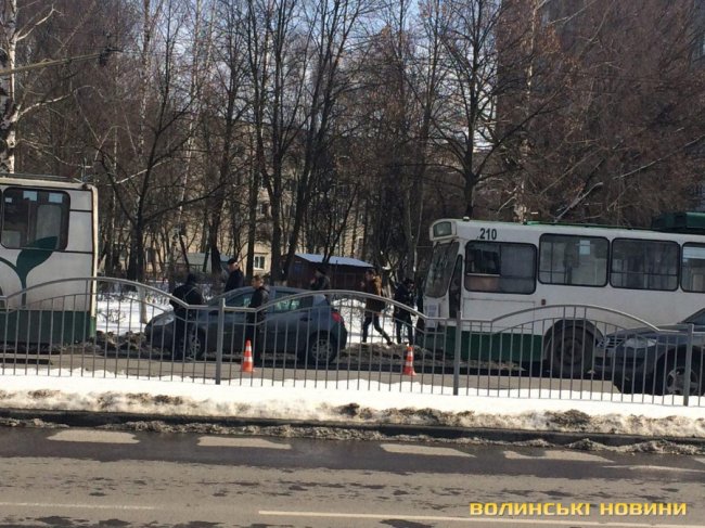 У Луцьку – величезний затор через аварію. ФОТО