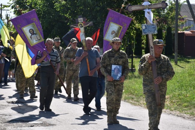 Меншій донечці лише 7 місяців: на Волині попрощалися із Героєм Павлом Косячніковим