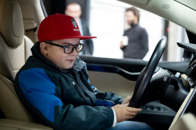 Автомобільна компанія здійснила мрію маленького важкохворого лучанина