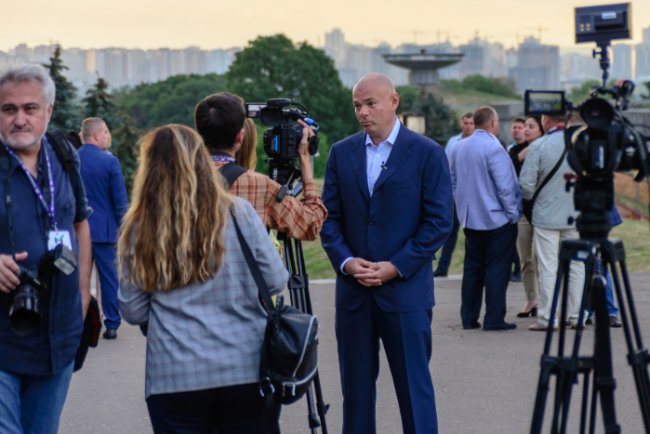 «Ми об’єдналися, щоб помирити українців»: найцікавіше з виступу Ігоря Палиці на з’їзді партії «ЗА Майбутнє»