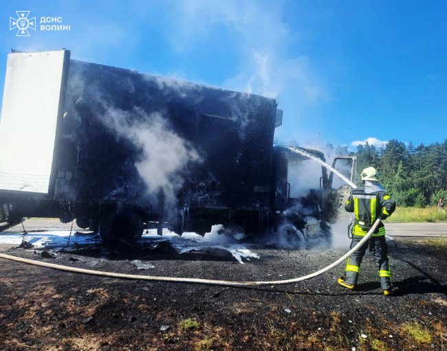 На Волині на ходу спалахнула вантажівка