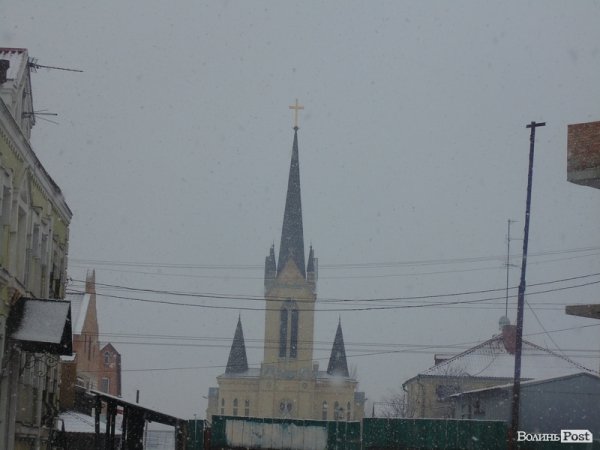 Луцьк засипає снігом. ФОТО