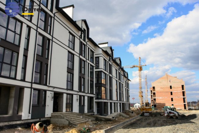 У житловому комплексі «Юпітер» мурують мансардний поверх. ФОТО*