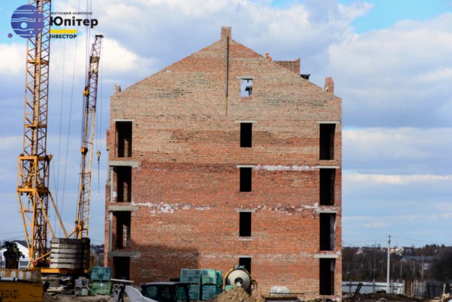 У житловому комплексі «Юпітер» мурують мансардний поверх. ФОТО*
