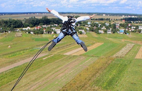 Як у Луцьку стрибали з труби заввишки понад 50 метрів у вишиванках. ФОТО. ВІДЕО
