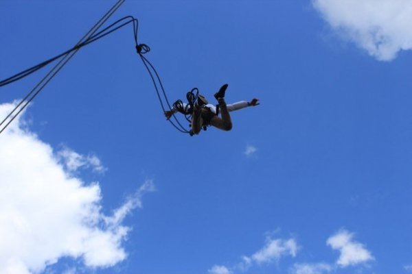 Як у Луцьку стрибали з труби заввишки понад 50 метрів у вишиванках. ФОТО. ВІДЕО