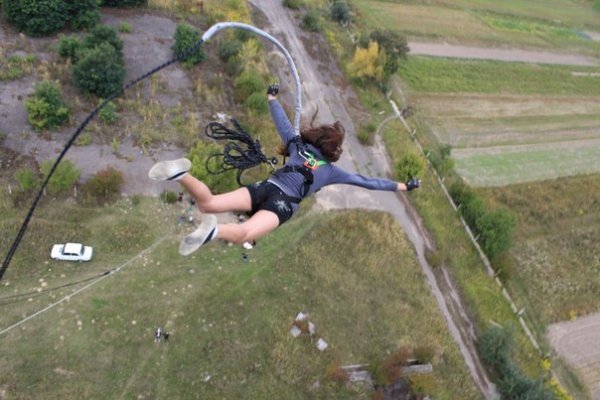 Як у Луцьку стрибали з труби заввишки понад 50 метрів у вишиванках. ФОТО. ВІДЕО