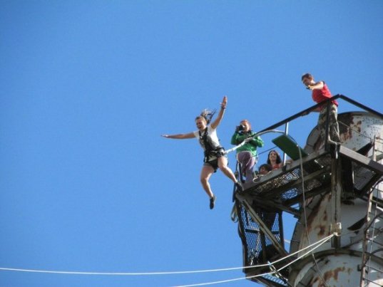 Як у Луцьку стрибали з труби заввишки понад 50 метрів у вишиванках. ФОТО. ВІДЕО