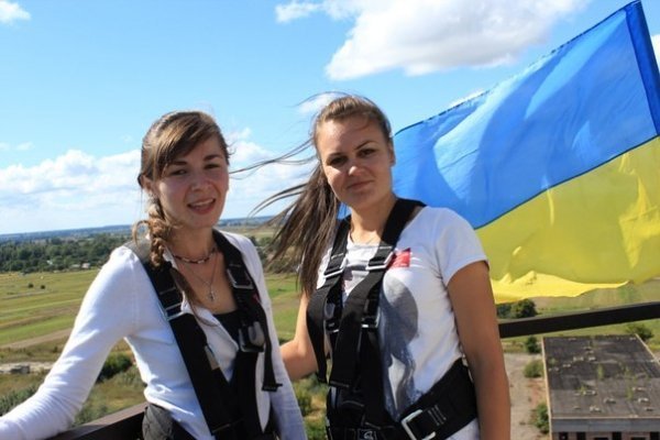 Як у Луцьку стрибали з труби заввишки понад 50 метрів у вишиванках. ФОТО. ВІДЕО