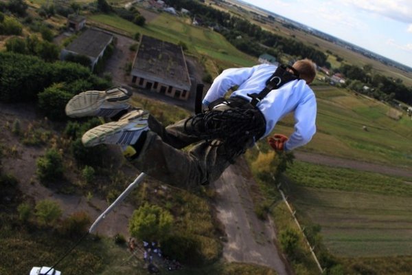 Як у Луцьку стрибали з труби заввишки понад 50 метрів у вишиванках. ФОТО. ВІДЕО