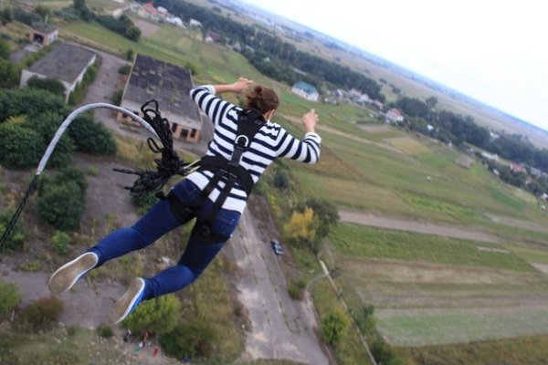 Як у Луцьку стрибали з труби заввишки понад 50 метрів у вишиванках. ФОТО. ВІДЕО