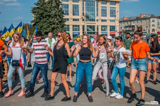 Учасники міжнародного фесту вчили лучан танцювати. ФОТО