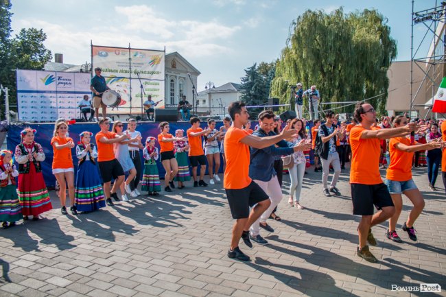Учасники міжнародного фесту вчили лучан танцювати. ФОТО