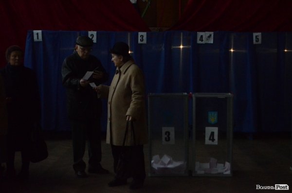 Вибори у Луцьку: до обіду спостерігали невисоку явку виборців. ФОТО