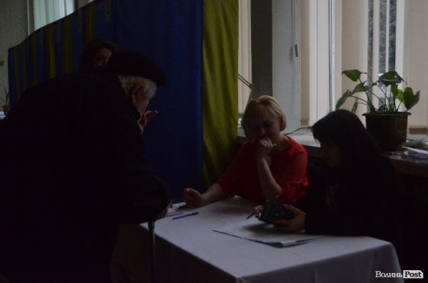Вибори у Луцьку: до обіду спостерігали невисоку явку виборців. ФОТО