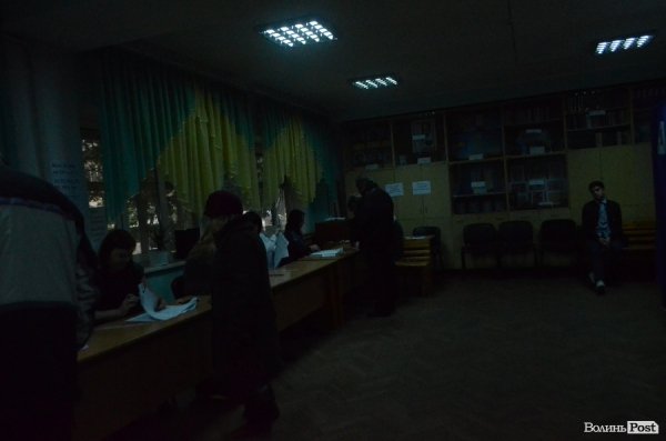 Вибори у Луцьку: до обіду спостерігали невисоку явку виборців. ФОТО