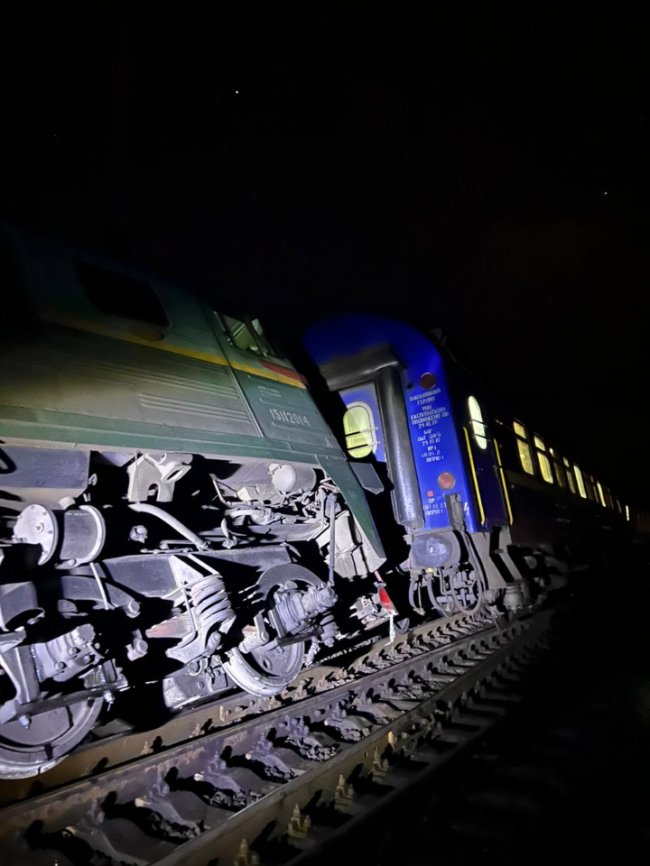 Потяг «Київ-Варшава» зійшов з рейок: на Волині відкрили «кримінал». ФОТО