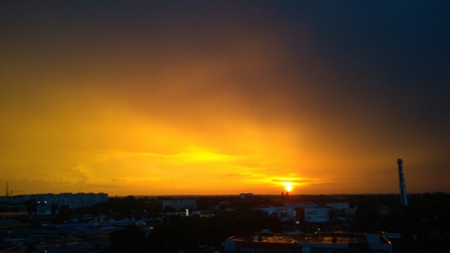 Гроза і захід сонця – яскраві світлини вечірнього неба над Луцьком