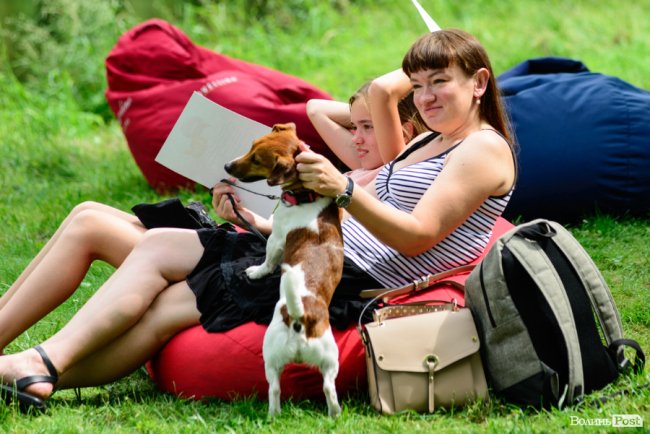 У луцькому парку в День батька влаштували унікальні перегони на човнах. ФОТО