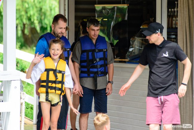 У луцькому парку в День батька влаштували унікальні перегони на човнах. ФОТО