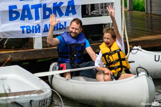 У луцькому парку в День батька влаштували унікальні перегони на човнах. ФОТО