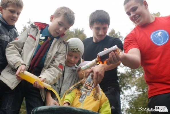 У Луцьку дітей вчили «знищувати» алкоголь