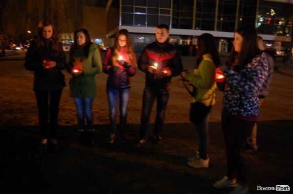 У Луцьку запалили свічки пам’яті за загиблими на Майдані. ФОТО
