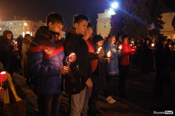 У Луцьку запалили свічки пам’яті за загиблими на Майдані. ФОТО